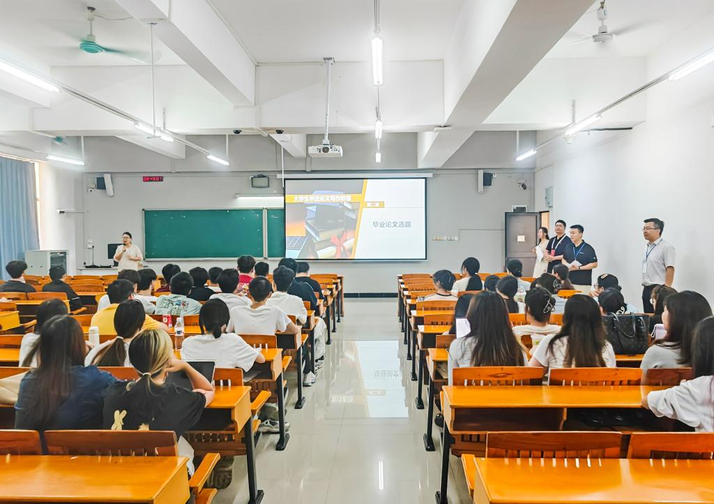 管理学院开展新学期“开学第一课”巡课与学生宿...
