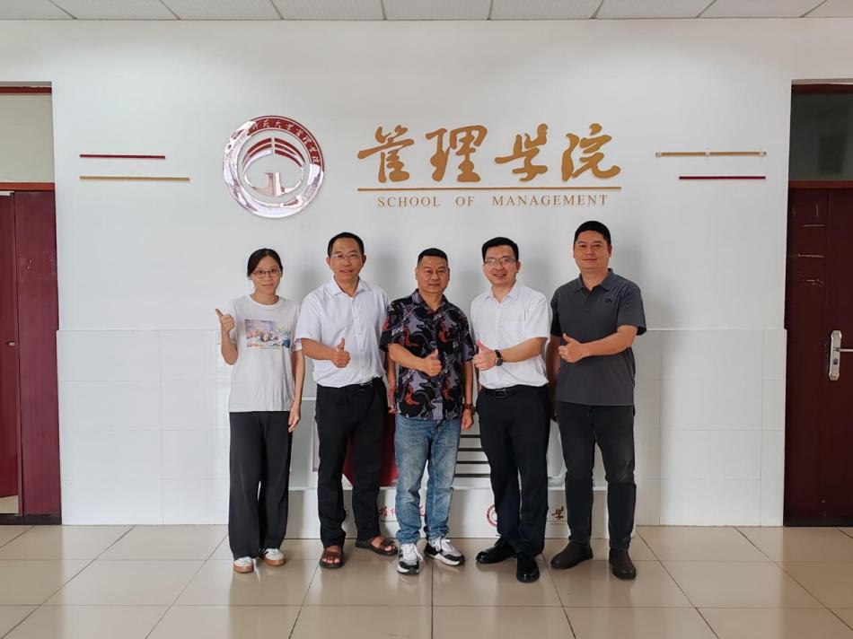 优秀校友钟国胜回访管理学院