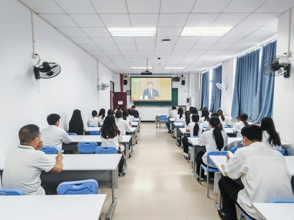 管理学院组织师生党员集中收看庆祝中国共产党成...